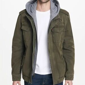 Olive Levi's
Men’s Sherpa Lined Two Pocket Hooded Trucker Jacket